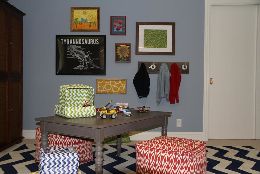 Réalisation d'une grande chambre d'enfant de 4 à 10 ans bohème avec un mur bleu et moquette.