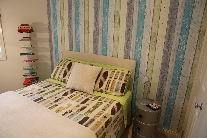 Foto på ett litet funkis pojkrum kombinerat med sovrum och för 4-10-åringar, med flerfärgade väggar och heltäckningsmatta