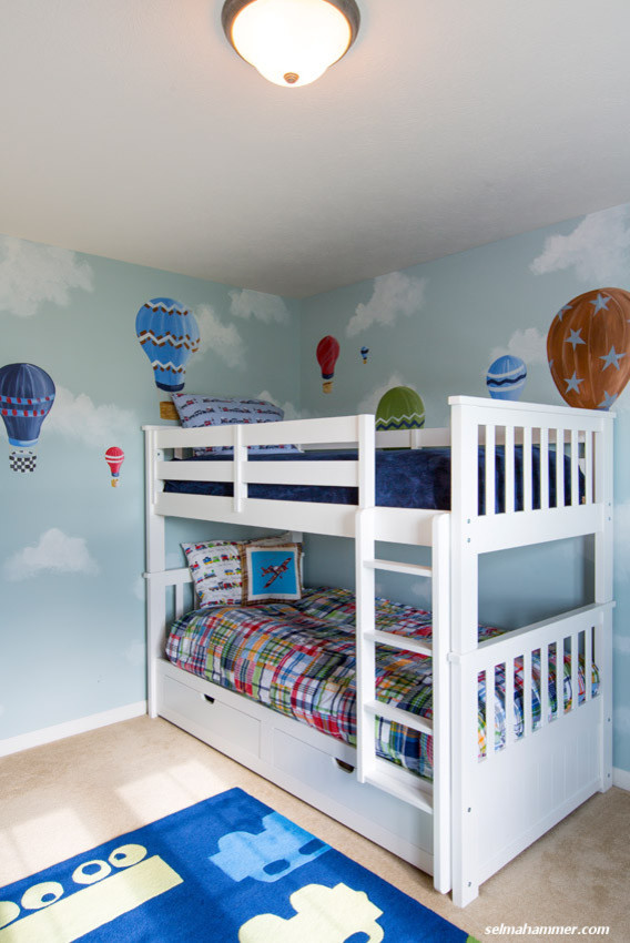 Réalisation d'une chambre d'enfant de 4 à 10 ans bohème de taille moyenne avec un mur bleu, moquette et un lit superposé.