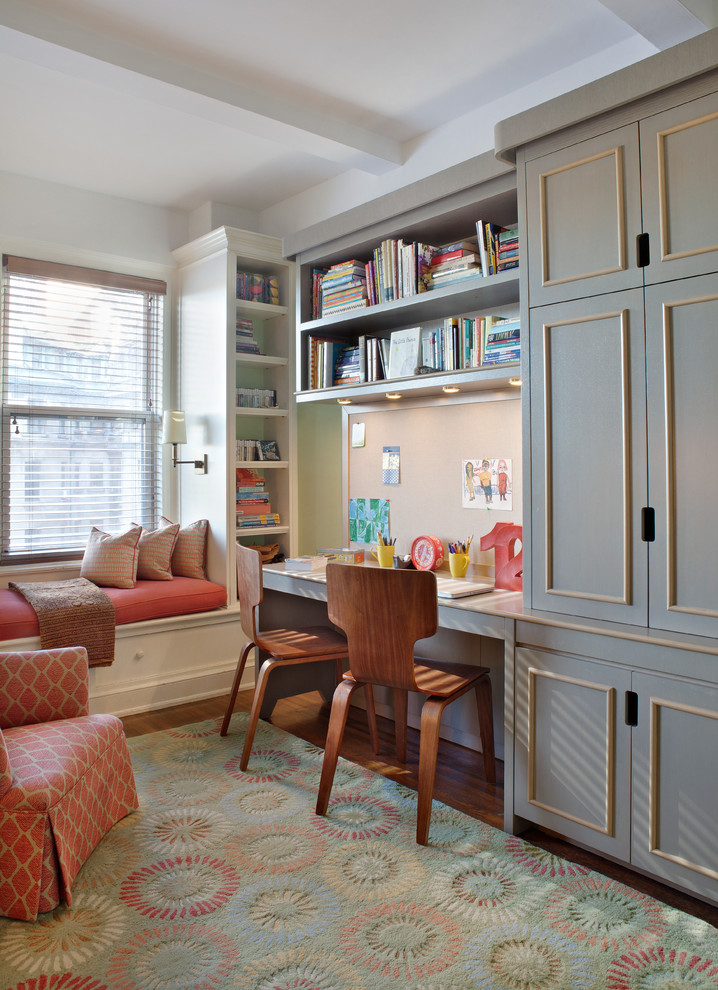 Imagen de habitación infantil unisex de 4 a 10 años clásica de tamaño medio con escritorio, paredes beige y suelo de madera en tonos medios