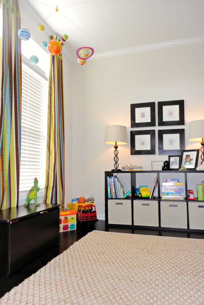 Cette image montre une chambre d'enfant de 4 à 10 ans traditionnelle de taille moyenne avec un mur beige et parquet foncé.