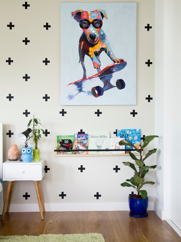 Inspiration pour une grande chambre d'enfant de 4 à 10 ans design avec un mur beige et parquet clair.