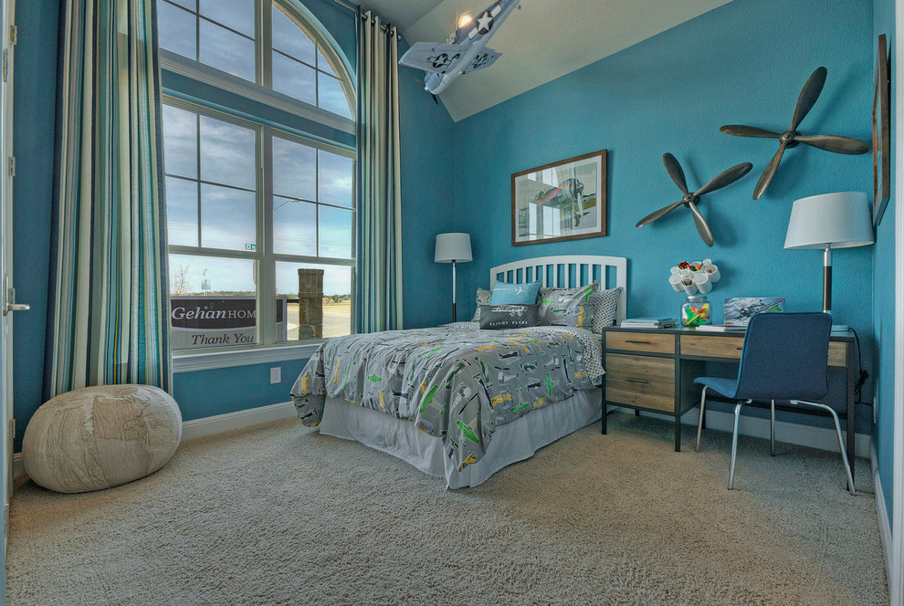 На фото: детская среднего размера в классическом стиле с спальным местом, синими стенами и ковровым покрытием для ребенка от 4 до 10 лет, мальчика с