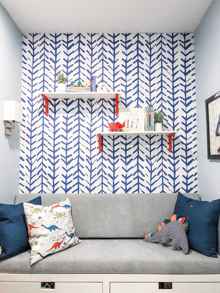 Idee per una piccola cameretta per bambini da 4 a 10 anni bohémian con pareti blu, pavimento in legno massello medio e pavimento marrone