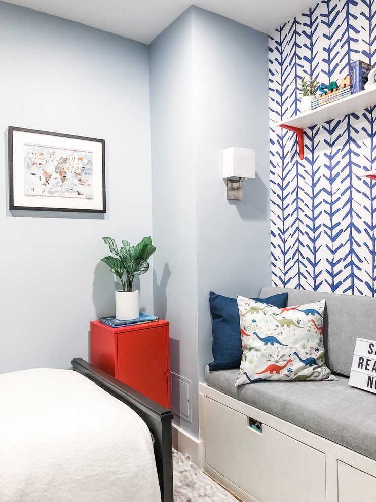 Kleines Eklektisches Jungszimmer mit Schlafplatz, blauer Wandfarbe, braunem Holzboden und braunem Boden in New York