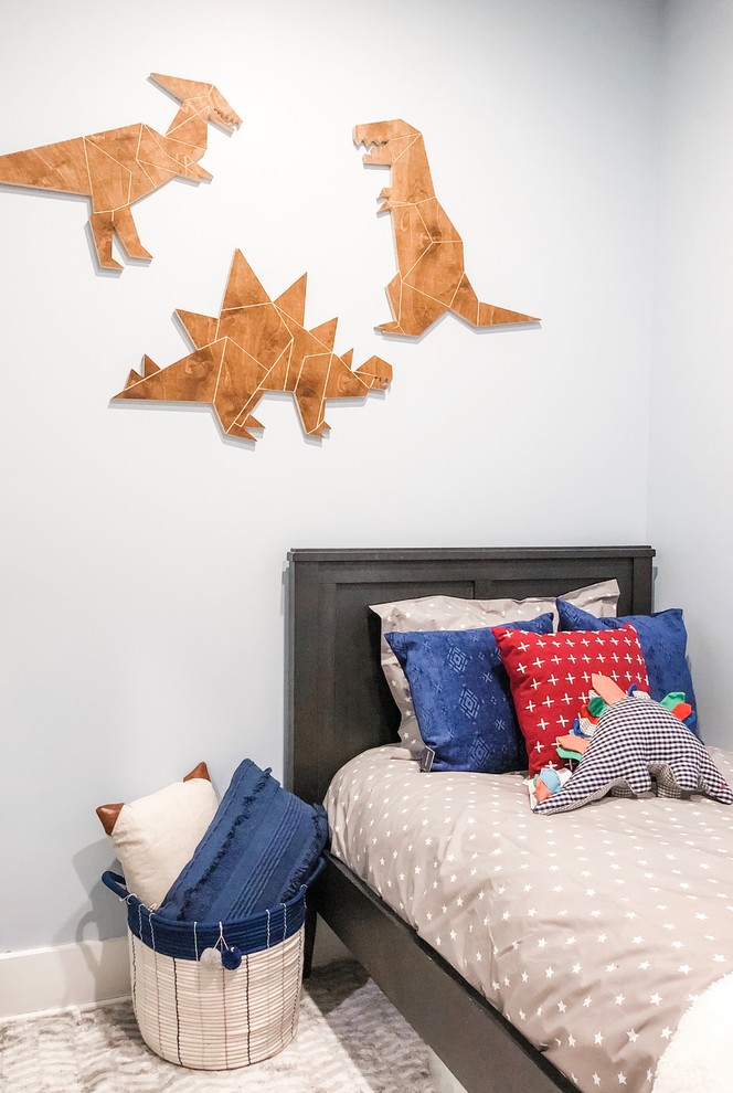 Modelo de dormitorio infantil de 4 a 10 años ecléctico pequeño con paredes azules, suelo de madera en tonos medios y suelo marrón