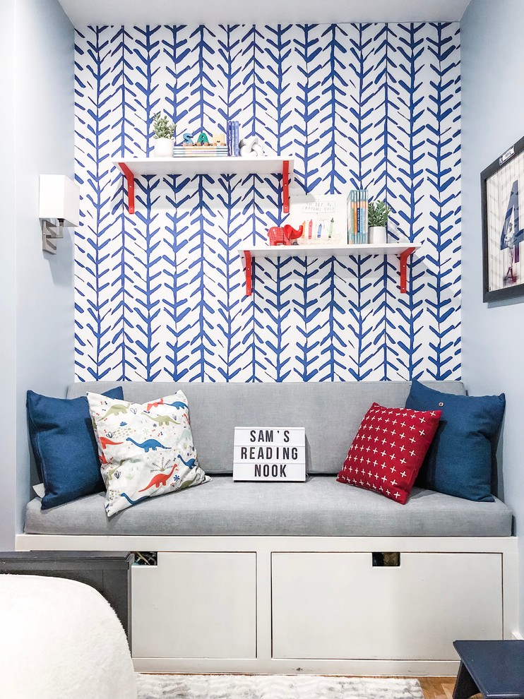 Exemple d'une petite chambre d'enfant de 4 à 10 ans éclectique avec un mur bleu, un sol en bois brun et un sol marron.