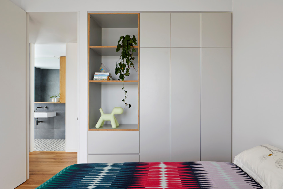 Foto de dormitorio infantil contemporáneo con paredes grises y suelo de madera clara