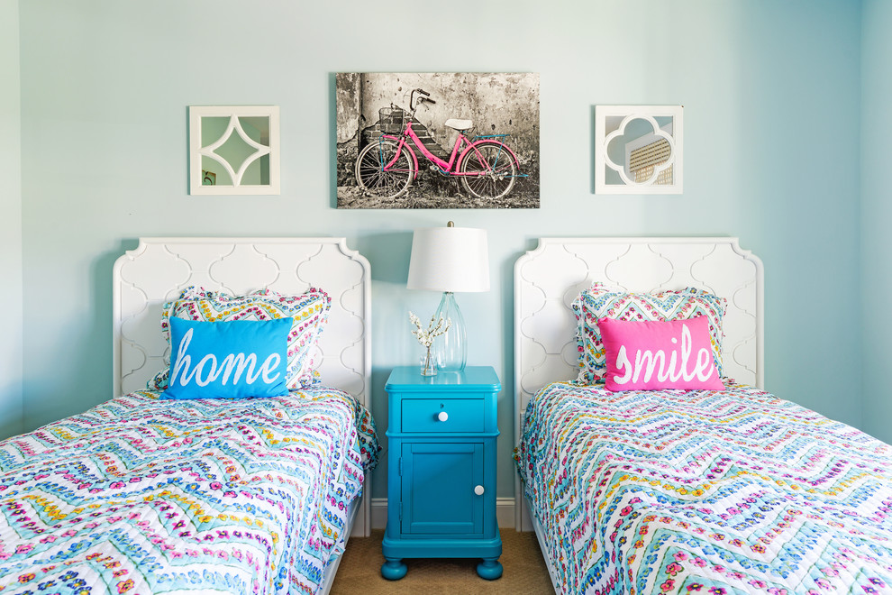 Свежая идея для дизайна: детская в морском стиле с спальным местом, синими стенами и ковровым покрытием для девочки, двоих детей - отличное фото интерьера