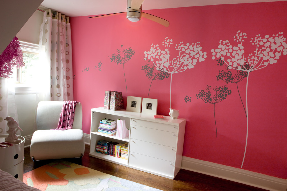 Пример оригинального дизайна: маленькая детская в современном стиле с спальным местом, розовыми стенами и паркетным полом среднего тона для на участке и в саду, девочки