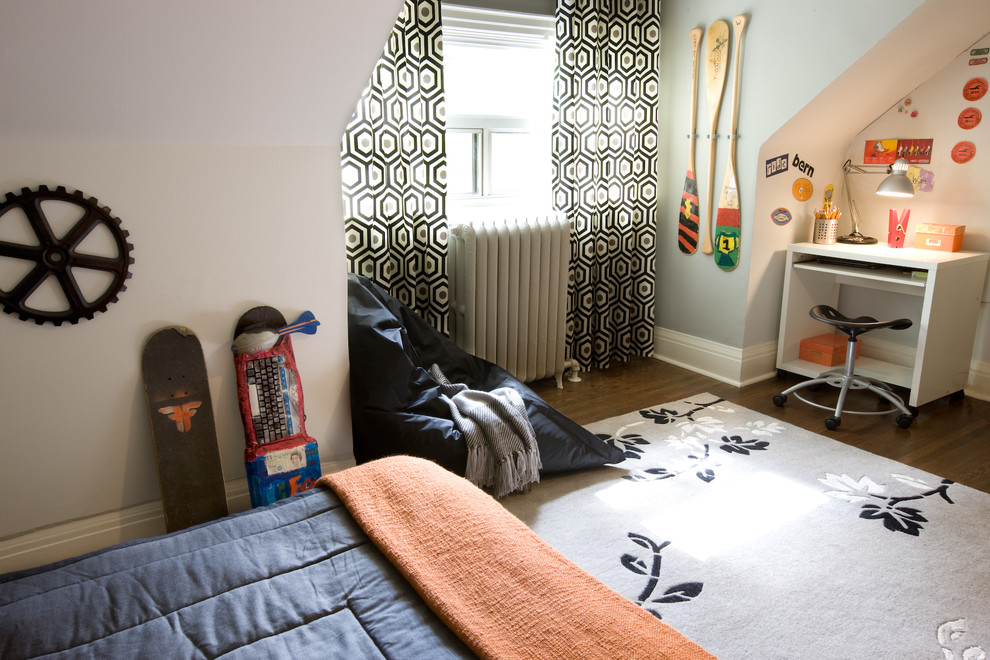 Ejemplo de dormitorio infantil contemporáneo de tamaño medio con paredes grises y suelo de madera en tonos medios