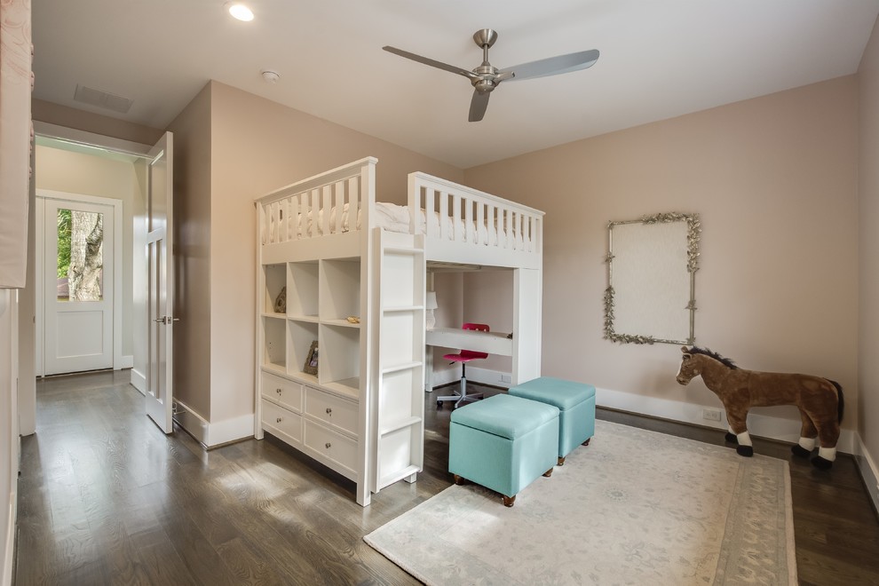 Cette photo montre une chambre d'enfant de 4 à 10 ans rétro de taille moyenne avec un mur beige, un sol en bois brun et un sol marron.