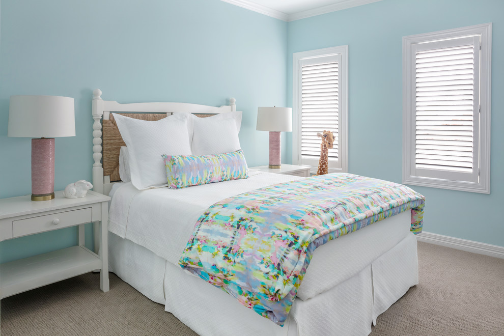 Diseño de dormitorio infantil clásico con paredes azules, moqueta y suelo gris