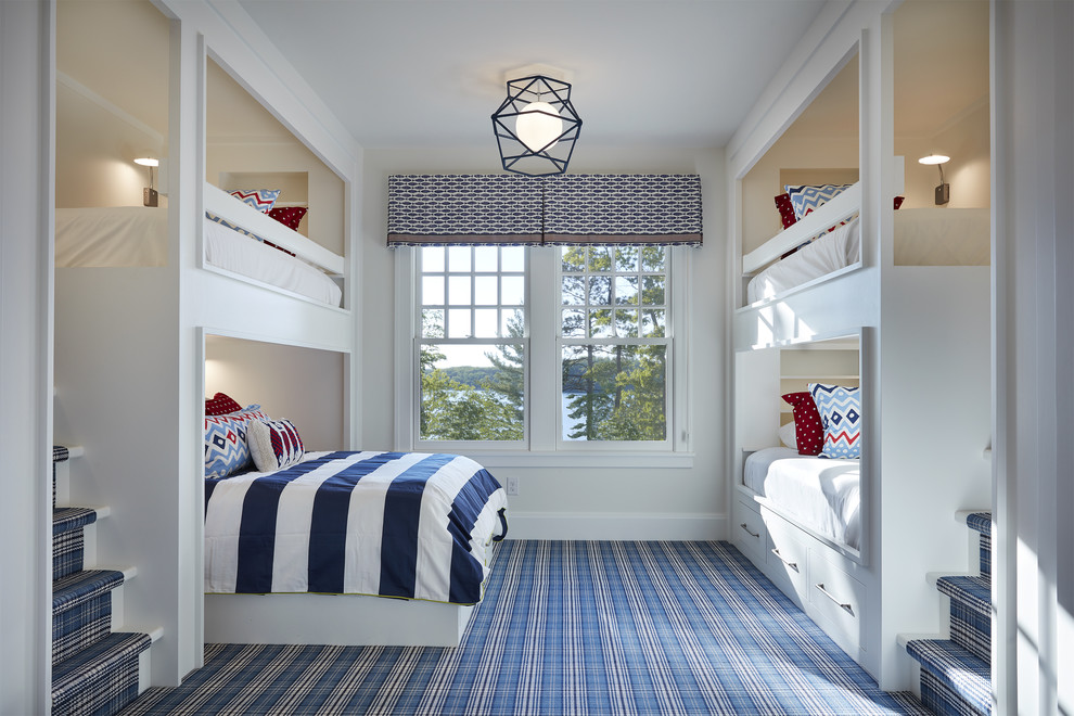 Пример оригинального дизайна: большая нейтральная детская в морском стиле с ковровым покрытием, спальным местом, серыми стенами и синим полом для ребенка от 4 до 10 лет, двоих детей