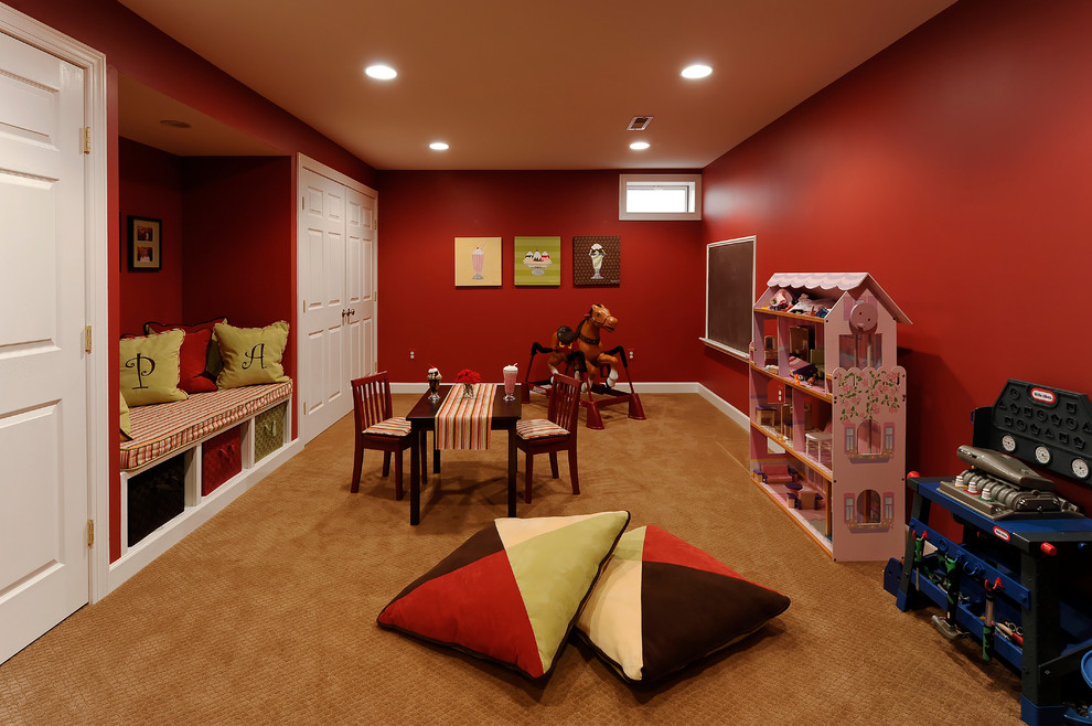 Inredning av ett klassiskt stort könsneutralt småbarnsrum kombinerat med lekrum, med röda väggar och heltäckningsmatta