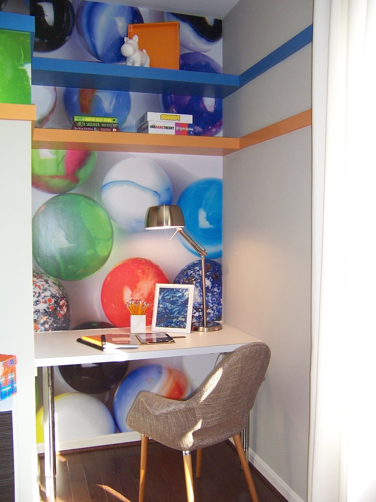 Ejemplo de habitación infantil unisex de 4 a 10 años bohemia con escritorio, paredes multicolor y suelo de madera oscura