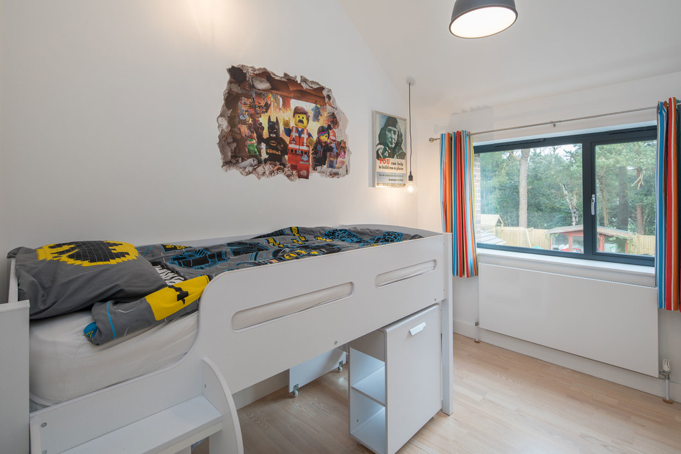 Пример оригинального дизайна: детская среднего размера в скандинавском стиле с спальным местом, белыми стенами, светлым паркетным полом и бежевым полом для ребенка от 4 до 10 лет, мальчика