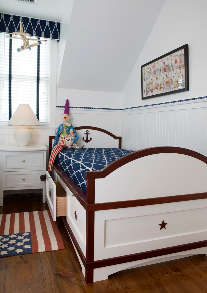 На фото: детская среднего размера в морском стиле с спальным местом, белыми стенами и темным паркетным полом для ребенка от 4 до 10 лет, мальчика с