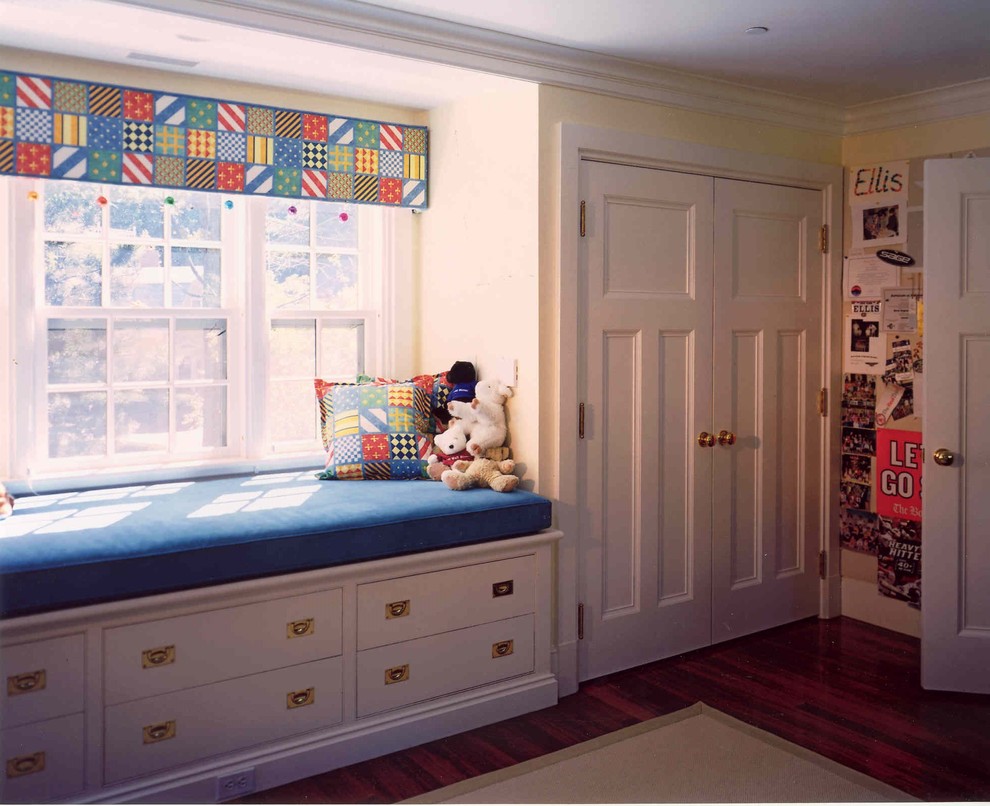 Mittelgroßes Klassisches Jungszimmer mit Schlafplatz, gelber Wandfarbe und dunklem Holzboden in Boston