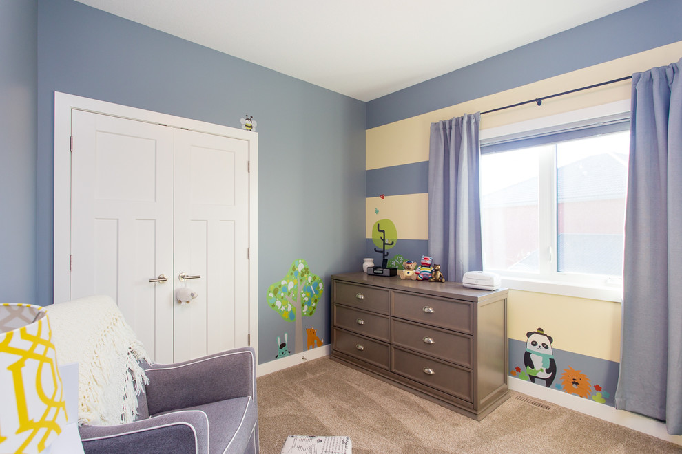 Foto de dormitorio infantil de 1 a 3 años moderno de tamaño medio con paredes azules y moqueta
