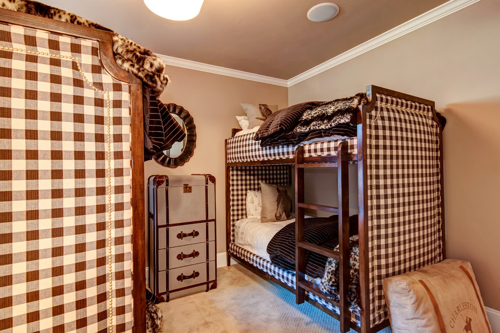 Стильный дизайн: нейтральная детская среднего размера в викторианском стиле с спальным местом, бежевыми стенами и ковровым покрытием для ребенка от 4 до 10 лет - последний тренд