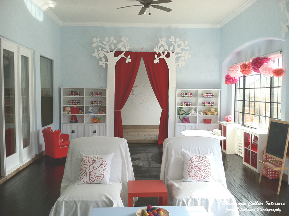 フェニックスにある高級な中くらいなトランジショナルスタイルのおしゃれな子供部屋 (青い壁、濃色無垢フローリング) の写真