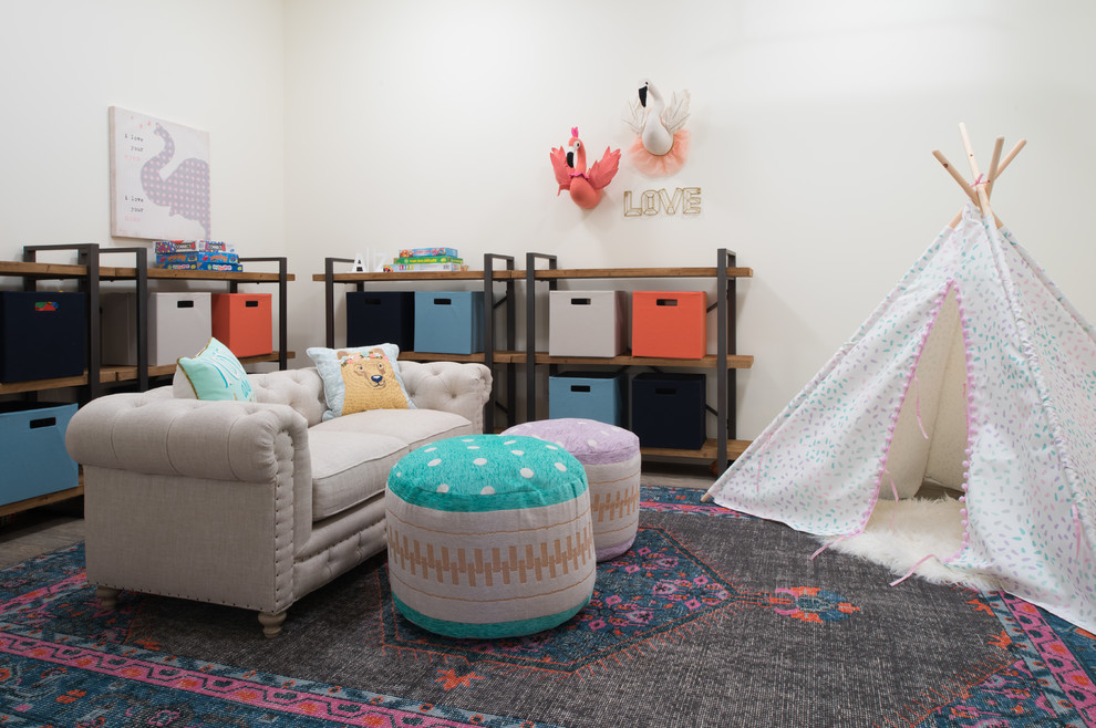 Idee per una cameretta per bambini da 4 a 10 anni chic di medie dimensioni con pareti beige, moquette e pavimento grigio