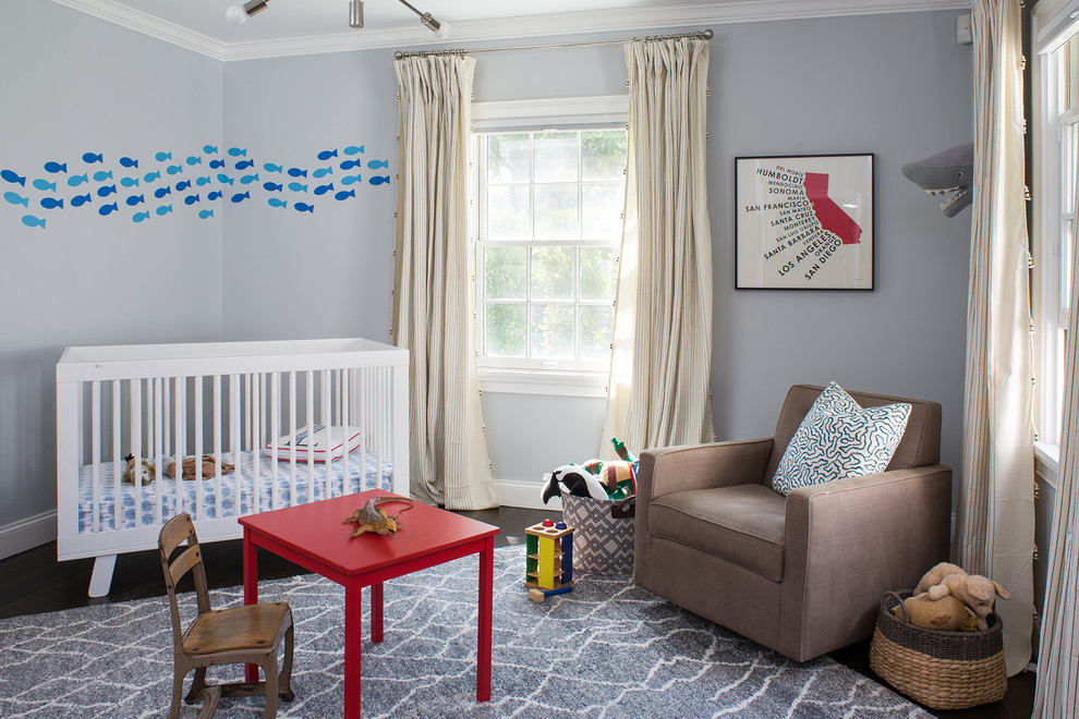 Inspiration pour une chambre d'enfant de 1 à 3 ans traditionnelle de taille moyenne avec un mur gris et parquet foncé.