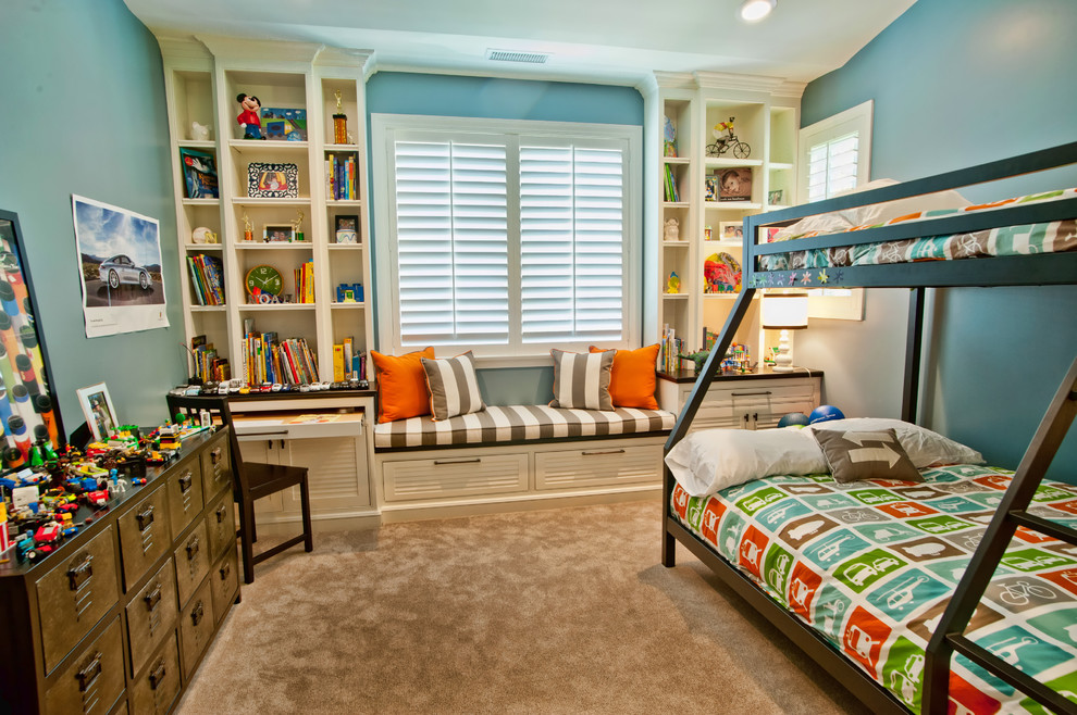 Inredning av ett klassiskt pojkrum kombinerat med sovrum och för 4-10-åringar, med blå väggar och heltäckningsmatta