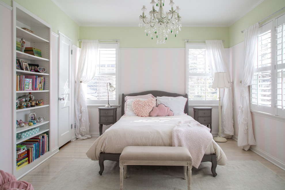 Пример оригинального дизайна: детская в классическом стиле с спальным местом и разноцветными стенами для подростка, девочки