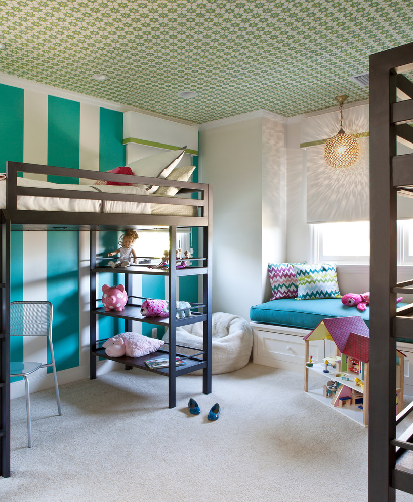 Inredning av ett klassiskt mellanstort könsneutralt barnrum kombinerat med sovrum och för 4-10-åringar, med flerfärgade väggar och heltäckningsmatta