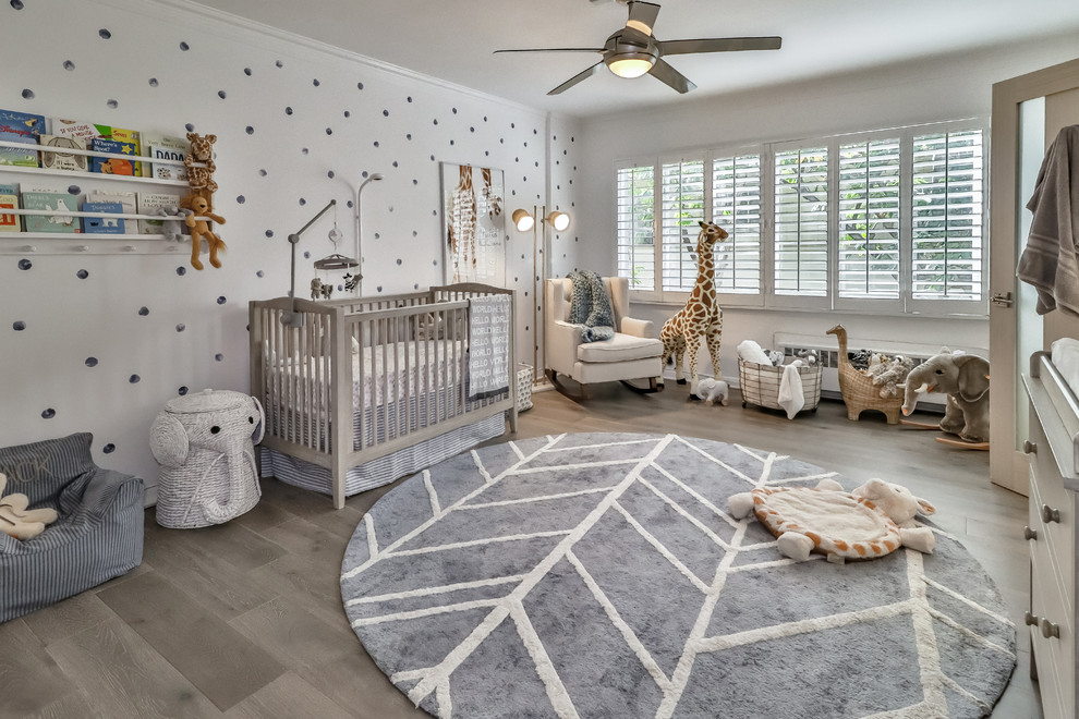 Idée de décoration pour une grande chambre de bébé garçon champêtre avec un mur blanc, parquet clair et un sol gris.