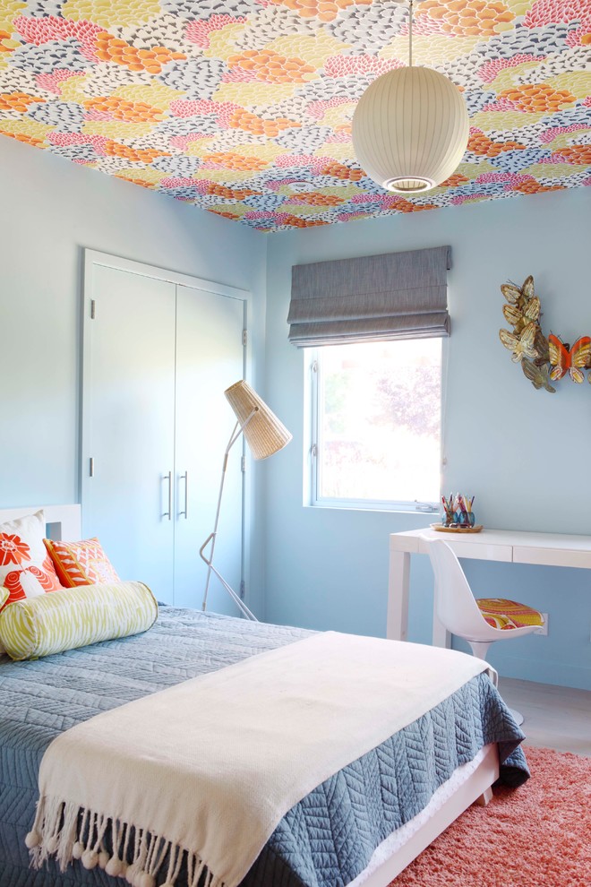 Bild på ett 60 tals barnrum kombinerat med sovrum, med blå väggar