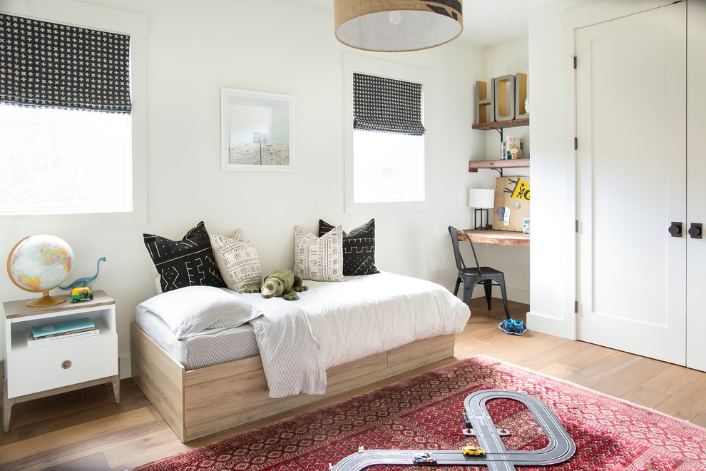 Modelo de dormitorio infantil escandinavo con paredes blancas, suelo de madera en tonos medios y suelo marrón