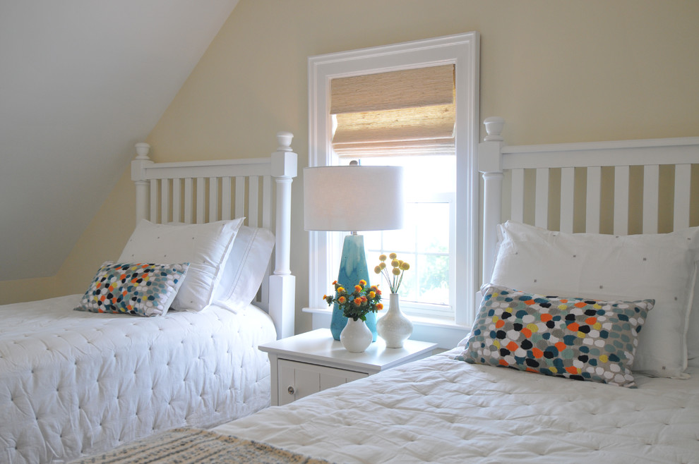 Idee per una cameretta per bambini stile marinaro di medie dimensioni con pareti beige, moquette e pavimento beige