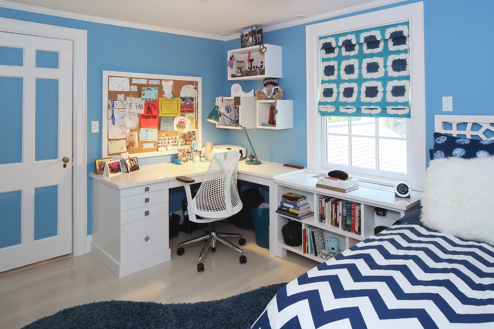 Modelo de dormitorio infantil clásico renovado de tamaño medio con paredes azules y suelo de madera clara