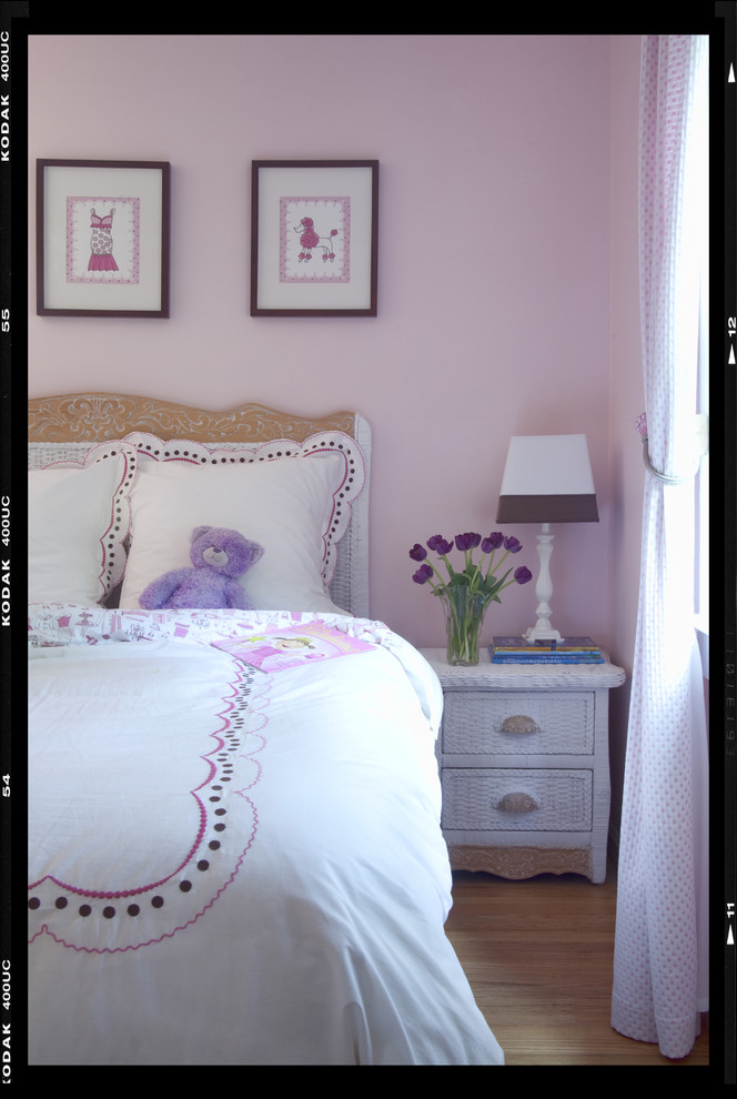 Eklektisk inredning av ett flickrum, med rosa väggar