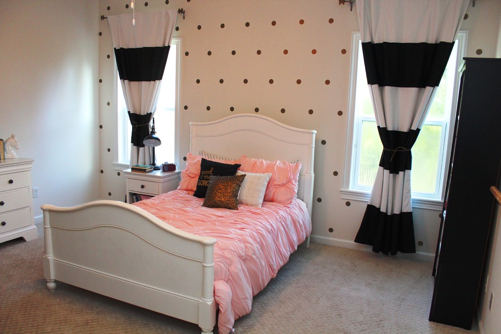 На фото: детская среднего размера в стиле фьюжн с спальным местом, серыми стенами, ковровым покрытием и бежевым полом для подростка, девочки с
