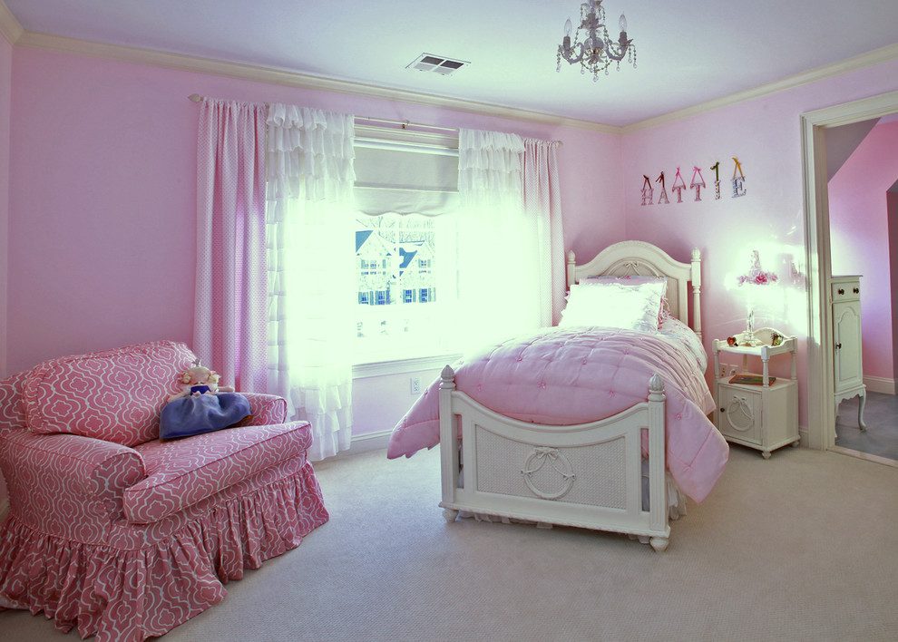 Inspiration för ett mellanstort vintage flickrum kombinerat med sovrum och för 4-10-åringar, med rosa väggar och heltäckningsmatta