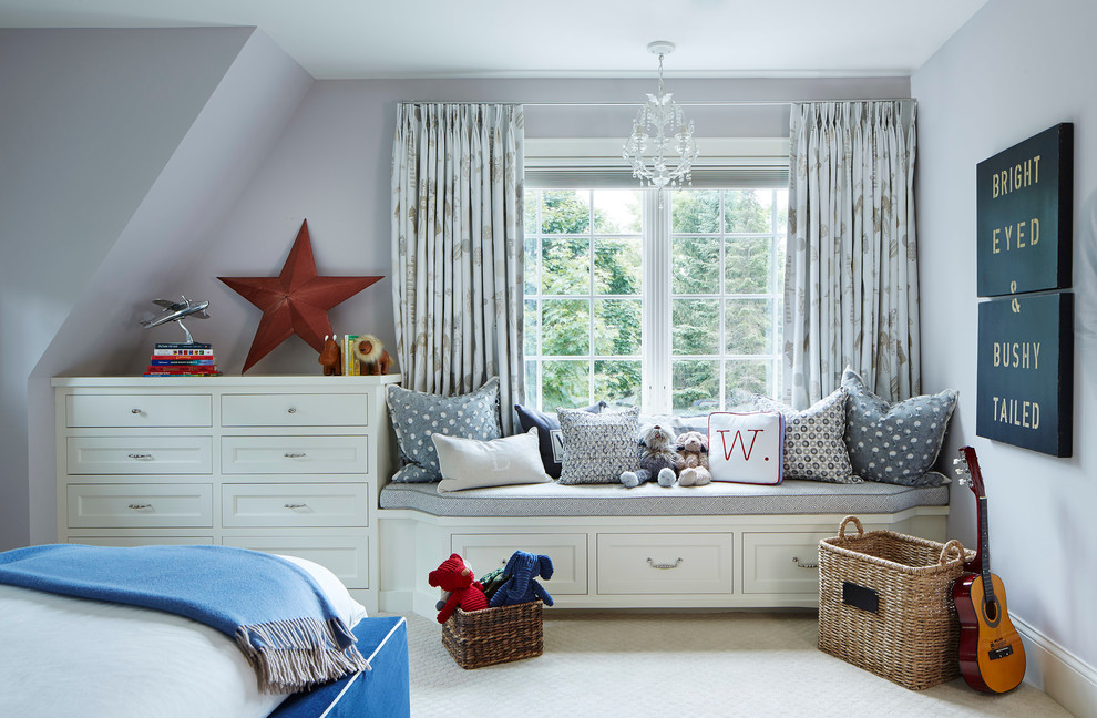 Пример оригинального дизайна: нейтральная детская в стиле неоклассика (современная классика) с спальным местом, ковровым покрытием и серыми стенами для ребенка от 4 до 10 лет