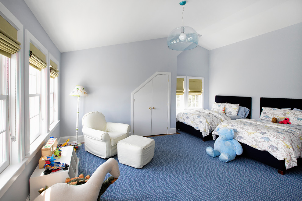 На фото: большая детская в стиле неоклассика (современная классика) с серыми стенами, спальным местом, ковровым покрытием и синим полом для ребенка от 4 до 10 лет, мальчика с