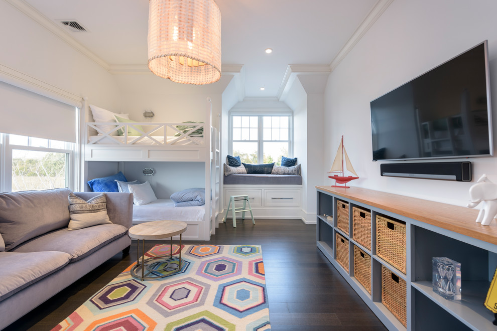 Aménagement d'une chambre d'enfant classique avec un mur blanc, parquet foncé, un sol marron et un lit superposé.