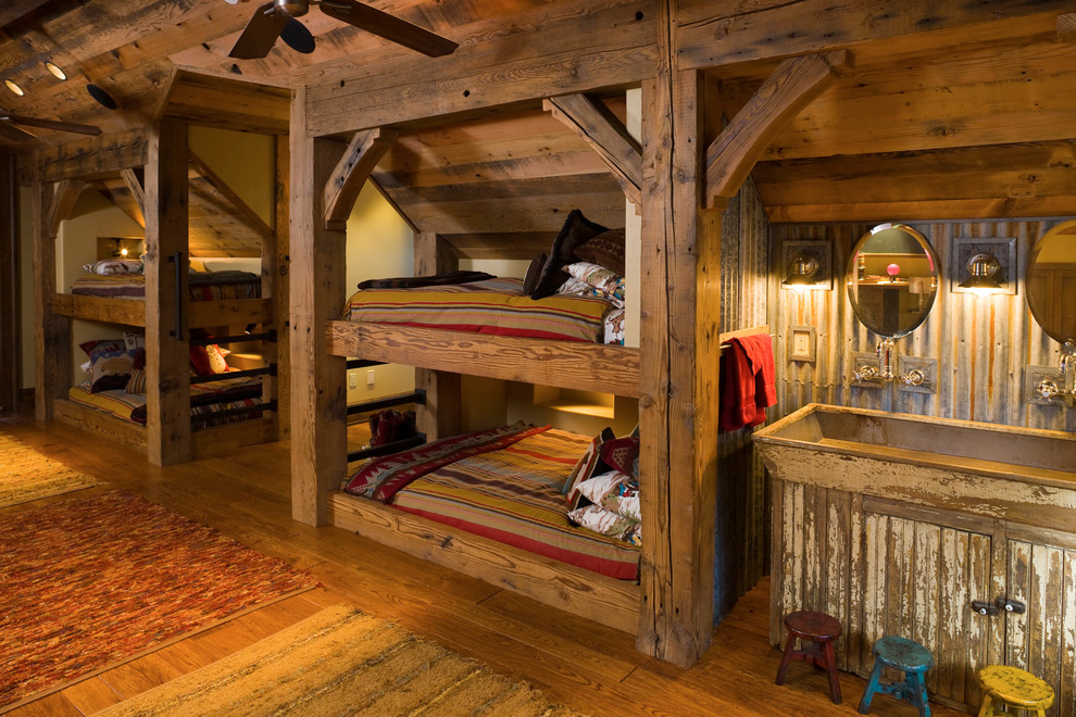 Neutrales Rustikales Kinderzimmer mit Schlafplatz und braunem Holzboden in Sonstige