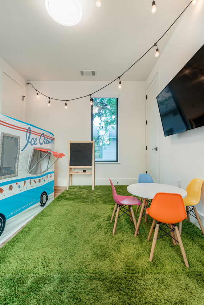 Neutrales Modernes Kinderzimmer mit Spielecke, weißer Wandfarbe, Teppichboden und grünem Boden in Austin