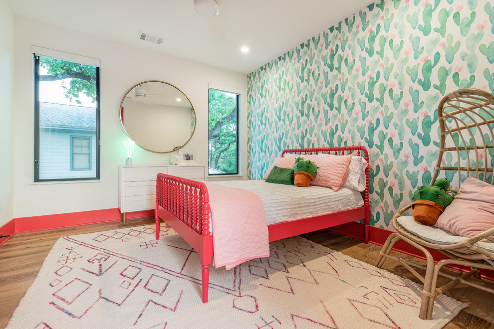 На фото: детская в современном стиле с спальным местом, разноцветными стенами и светлым паркетным полом для подростка, девочки