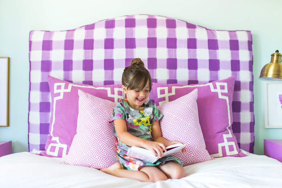 Ejemplo de dormitorio infantil de 4 a 10 años ecléctico de tamaño medio con paredes azules y suelo de madera en tonos medios