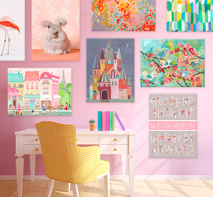 Idéer för ett eklektiskt barnrum kombinerat med lekrum, med laminatgolv, brunt golv och rosa väggar