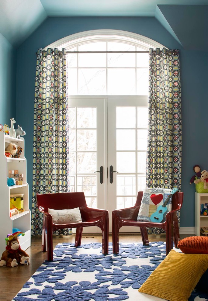 Modelo de dormitorio infantil bohemio con paredes azules y suelo de madera en tonos medios
