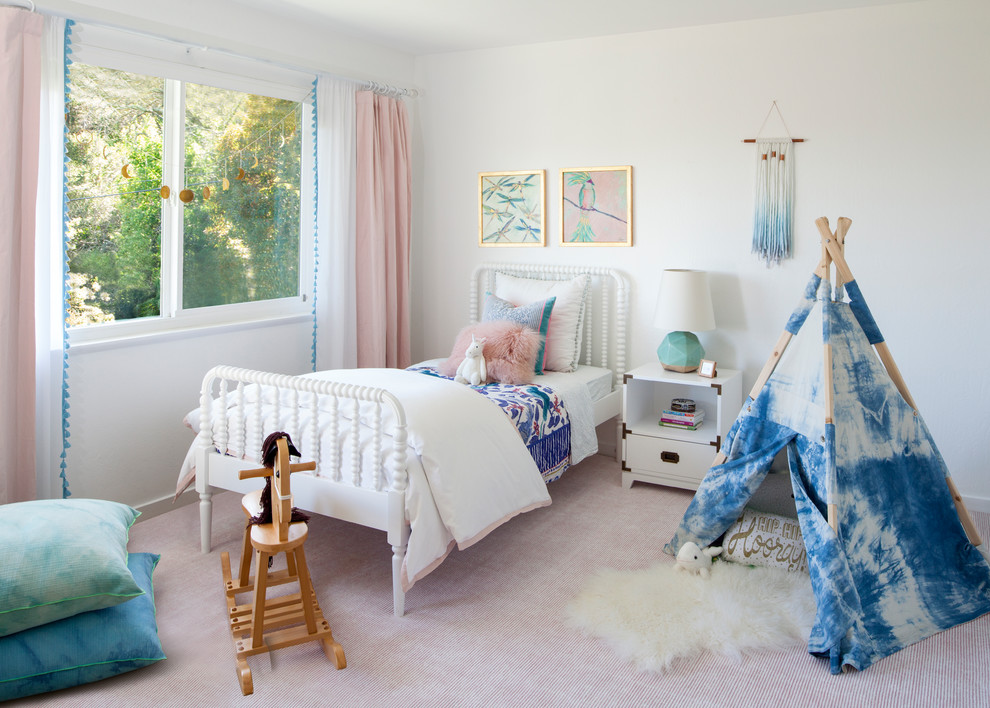 Modelo de dormitorio infantil de 4 a 10 años clásico renovado de tamaño medio con paredes blancas y moqueta