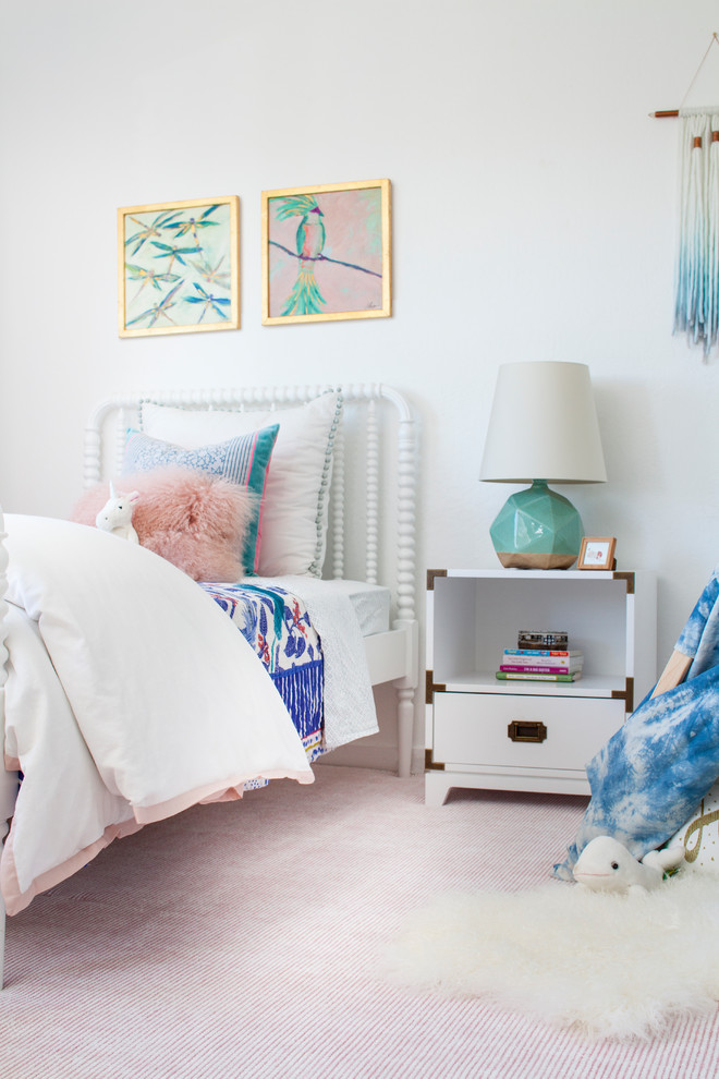 Klassisk inredning av ett mellanstort flickrum kombinerat med sovrum och för 4-10-åringar, med vita väggar, heltäckningsmatta och rosa golv